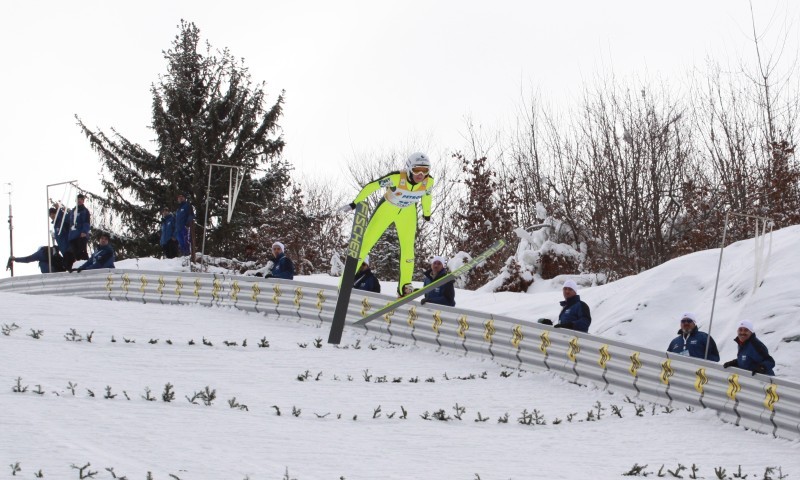 Daniela Iraschko-Stolz (mijloc) a câștigat etapa de sâmbătă, la Râșnov, în Cupa Mondială la sărituri cu schiurile / Foto: Marian Burlacu
