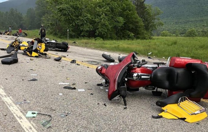 Șapte motocicliști au murit după ce o camionetă a intrat pe contrasens