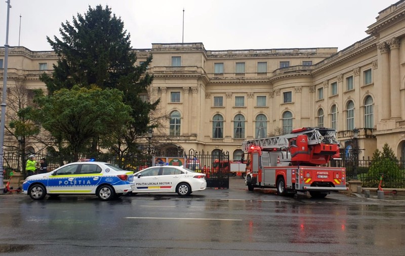Incendiu la Palatul Regal din București, 150 de persoane au fost evacuate. ISU: „În încăperea respectivă erau tablouri și o statuie”