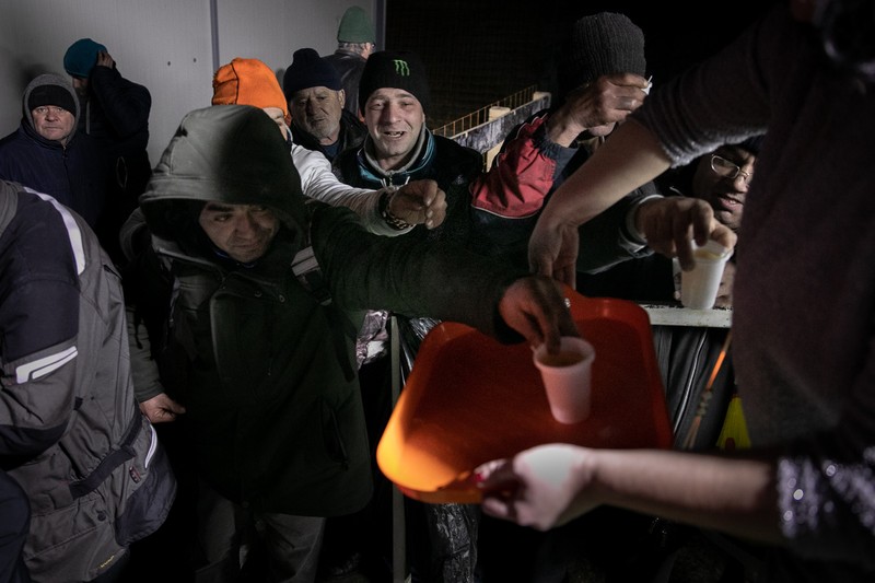 Pentru temperaturile sub zero grade pe care oamenii trebuie să le suporte stând pe loc, ceaiul cald adus periodic de voluntari este singurul mijloc la îndemână pentru a se încălzi. Tocmai de asta, ceaiul se termină în câteva secunde și nu ajunge de fiecare dată tuturor.