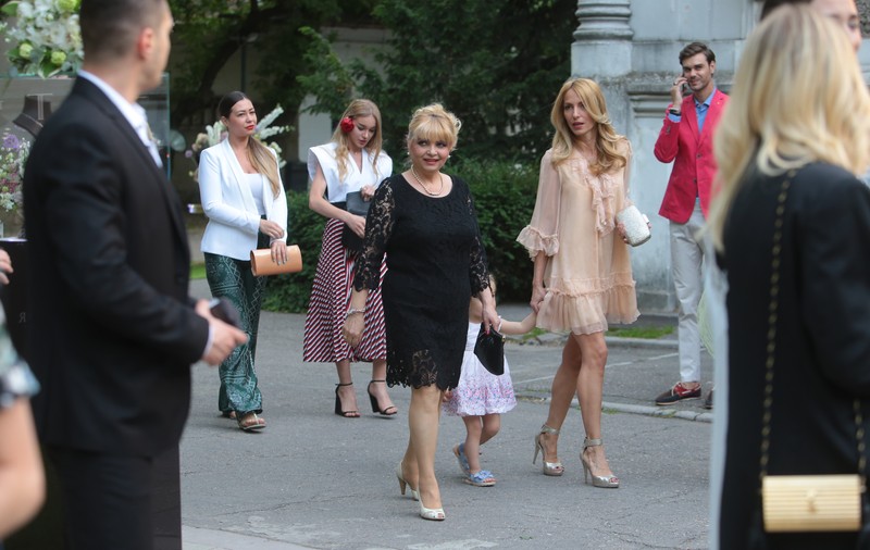 VIDEO/ Nuami Dinescu e mama câinilor fără stăpân. „Mergeți și jucați-vă cu ei, poate vă rămâne inima la unul”