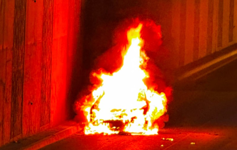 O mașină a fost cuprinsă de flăcări și a explodat în Pasajul Băneasa. Cei trei oameni din autoturism au scăpat la limită | VIDEO