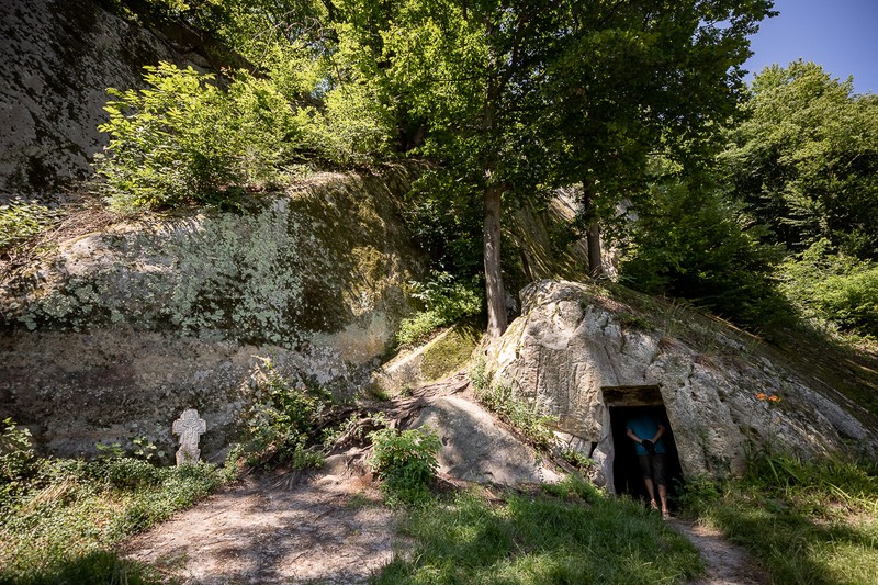 Chiliile şi alte construcţii rupestre sunt printre atracţiile turistice ale zonei