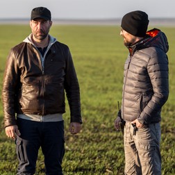 Șerban Pavlu și regizorul Bogdan Mirică, la filmările pentru “Umbre”