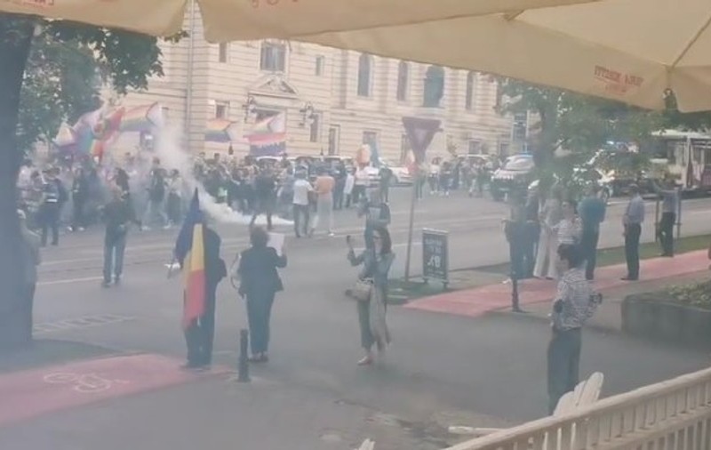 Incident la Iași Pride. Participanții la marș, atacați cu ouă și fumigene de protestatarii anti-LGBTQ