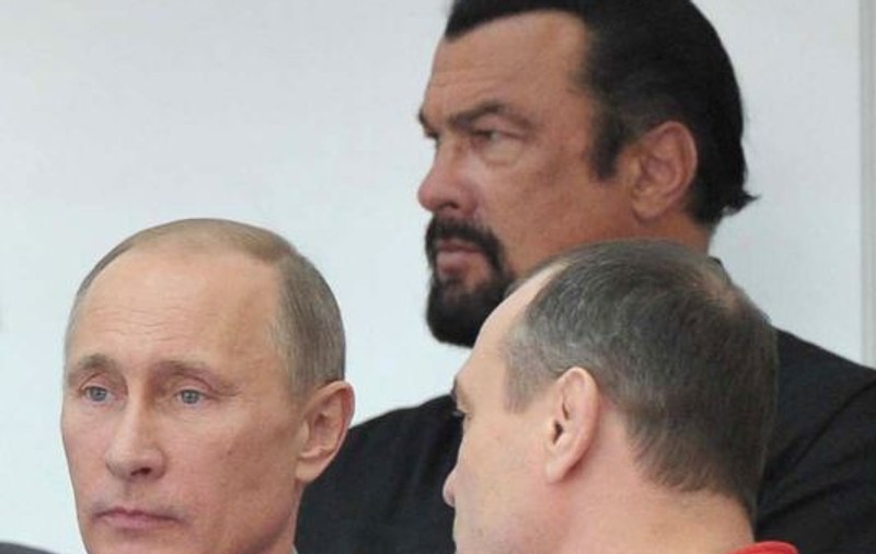 Ce tupeu are! Uite ce i-a făcut Steven Seagal lui Putin! Crezi că e făcătură?