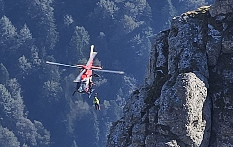 Doi turiști care au rămas blocați în Bucegi, recuperați de salvamontişti cu elicopterul | FOTO