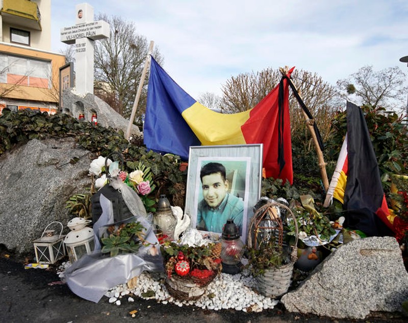 Svastici desenate pe pozele victimelor din atacul rasist de la Hanau, în care a fost ucis și un român. Poliția îi caută pe cei care au vandalizate două memoriale