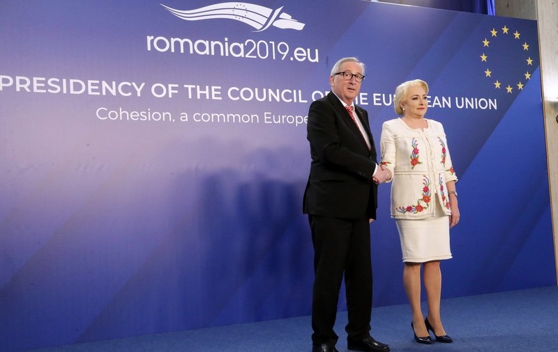Oficialii europeni, trataţi precum "prinţii" la Bucureşti. Meniu cu sarmale şi vin românesc. Cravate şi ii tradiţionale, oferite cadou de către Guvern