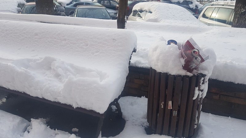 Sub albul imaculat, de basm, se zăreşte coşmarul urban