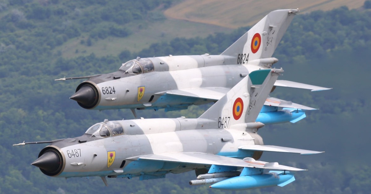 Două avioane MiG-21-LanceR in zbor.