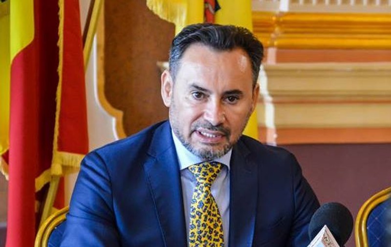 Primarul Aradului Gheorghe Falcă, dus la spital cu ambulanța după discuțiile de la Guvern