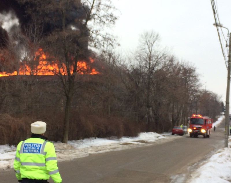 Incendiu puternic în Botoșani. Pericol de explozie GALERIE FOTO