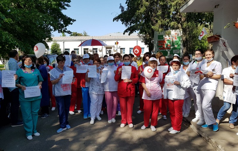 VIDEO / Angajaţii din sistemul sanitar nu mai cred promisiunile Guvernului și se pregătesc de grevă generală