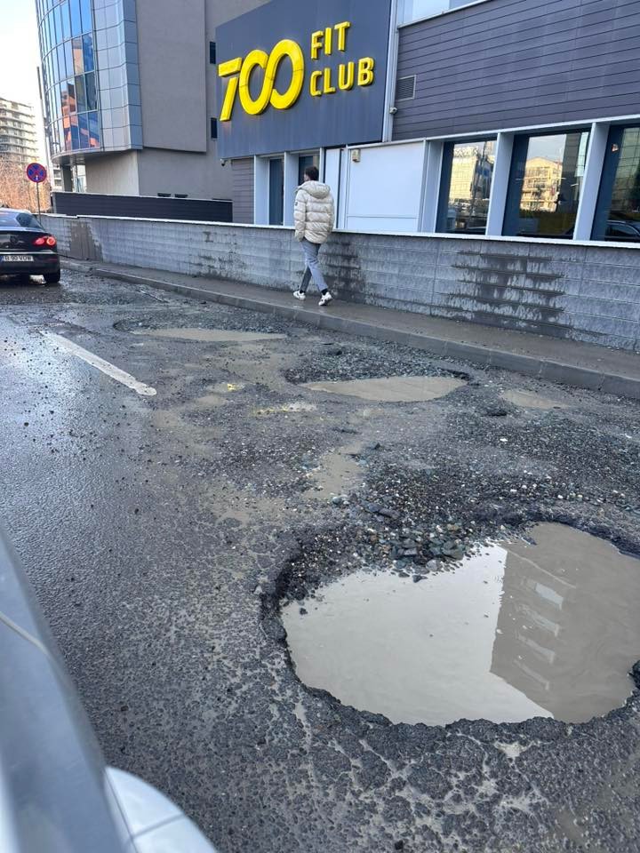 O stradă din zona Băneasa - Herăstrău, unde se văd gropile formate pe carosabil după ninsoare. Foto: Facebook / InfoTrafic București Ilfov