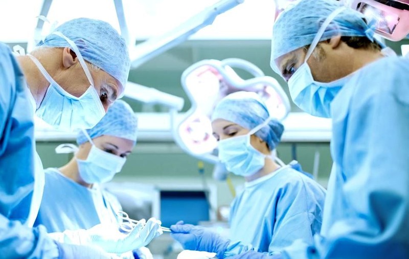Un islandez, primul om din lume căruia i se înlocuiesc ambele brațe, prin transplant