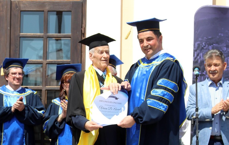 Povestea lui Aurel Voicu, românul student și absolvent de master la 89 de ani. „Am mai fost și apostrofat, dar am trecut cu bine”