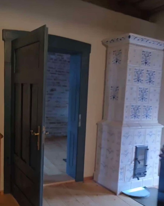 Imagini noi din casa Danei Rogoz de la Viscri. Două camere sunt gata, iar fațada a fost refăcută: „De la o ruină, avem acum un loc în care putem dormi”