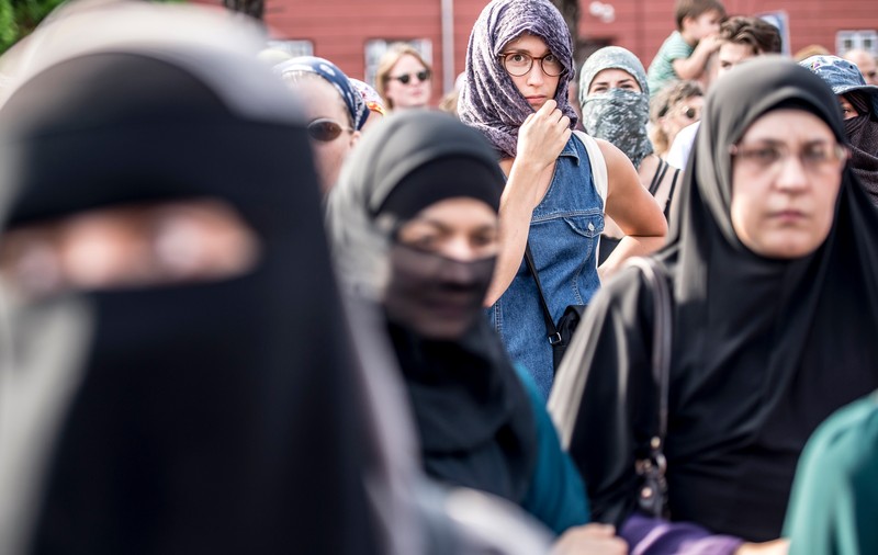 Proteste la Copenhaga. Zeci de persoane cu fețele acoperite au manifestat în stradă, după intrarea în vigoare a interdicției privind acoperirea feței în public