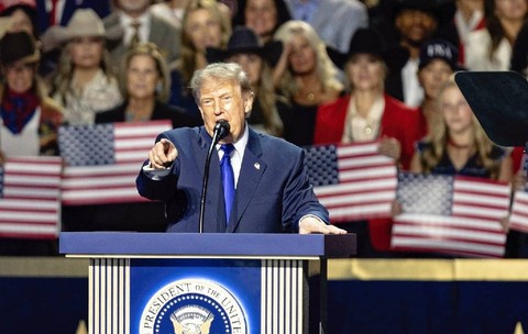 Donald Trump promite că va da 5.000 de dolari fiecărui cetățean dacă republicanii câștigă alegerile din SUA