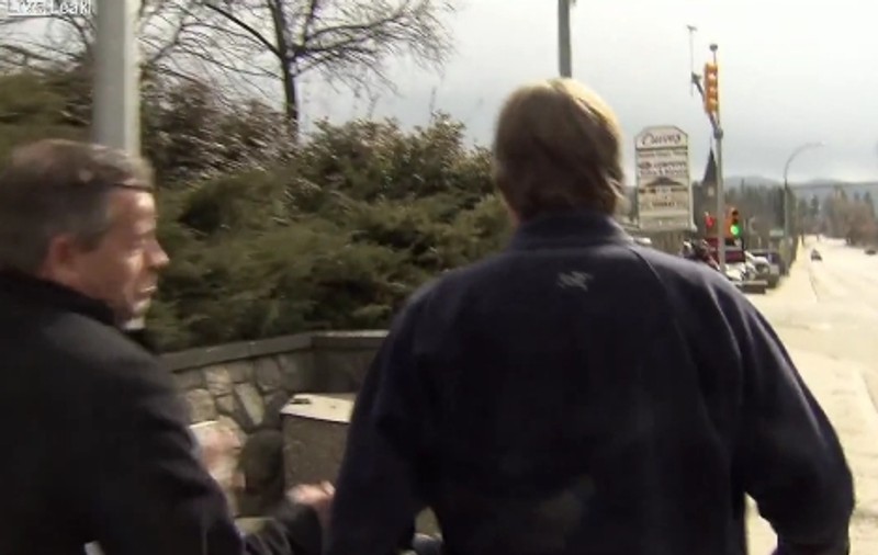 Lovitură în plină figură! Asta păteşte un reporter care vrea o ştire | VIDEO 