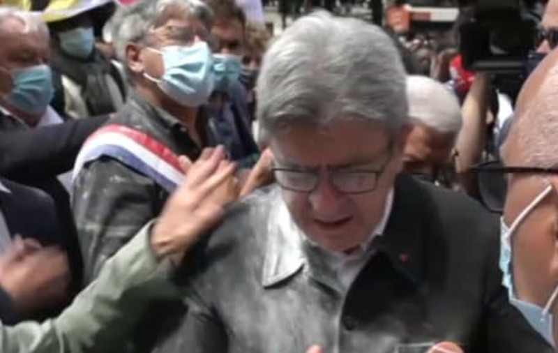 Fost candidat la alegerile prezidenţiale din Franţa, atacat cu făină în timpul unui marş