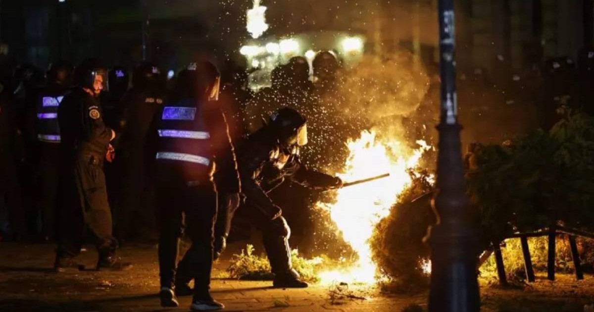 Momentul în care protestatarii din Centrul Vechiau incendiat o bancă și un copac, iar jandarmii încearcă să stingă flăcările