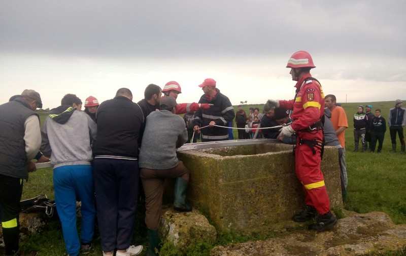 A scăpat ca prin minune după ce a căzut într-o fântănă de 20 de metri adâncime | GALERIE FOTO