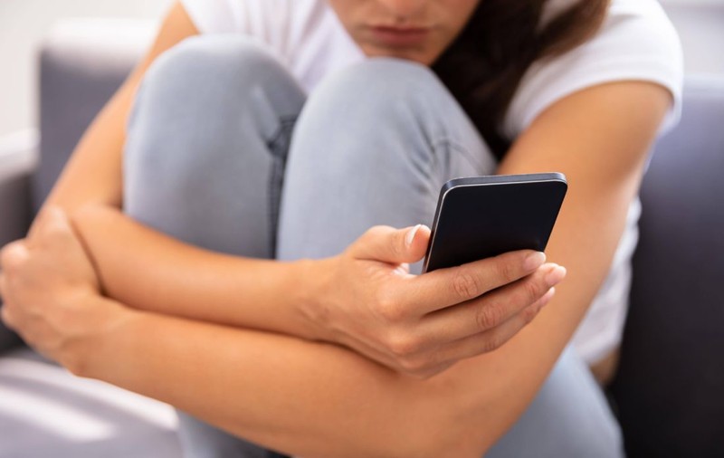 O elevă din Corabia s-a amenințat singură pe Facebook, a dat vina pe un profesor și a crezut că îi păcălește pe polițiști, însă a ajuns să regrete