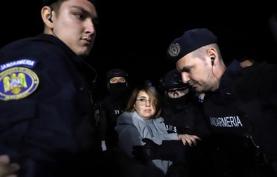 Laura Dronca (fostă Crișan) este dusă la Parchetul General pentru audieri. Foto: Dumitru Angelescu