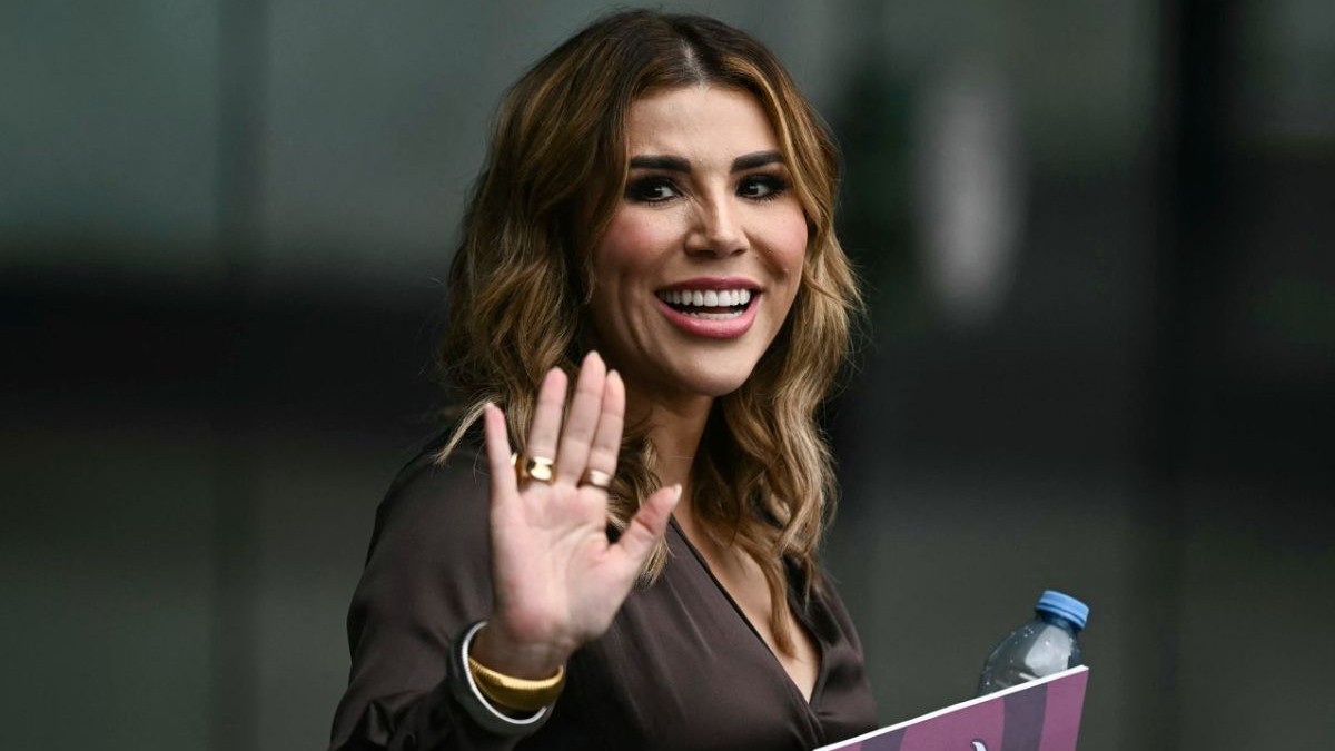 Guvernatoarea statului Baja California, Marina del Pilar Avila Olmeda, îmbrăcată într-o bluză de culoare maro închis, cu părul desfăcut, salută cu mâna dreapto ridicată la plecarea de la ceremonia de inaugurare a noii președinte a Mexicului, Claudia Sheinbaum,