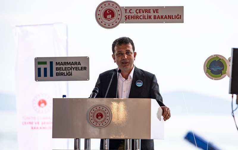 Primarul Istanbulului, rival al preşedintelui Erdogan, condamnat la peste doi ani de închisoare pentru insultarea unor oficiali