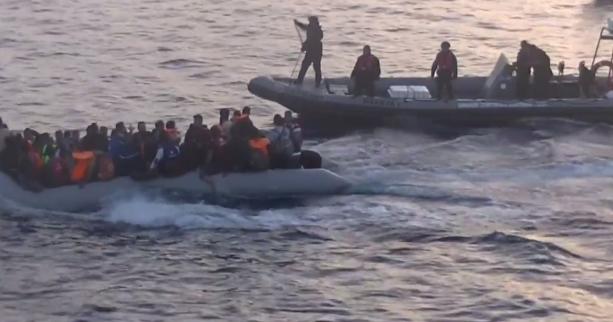 Zeci de migranți in pericol de scufundare