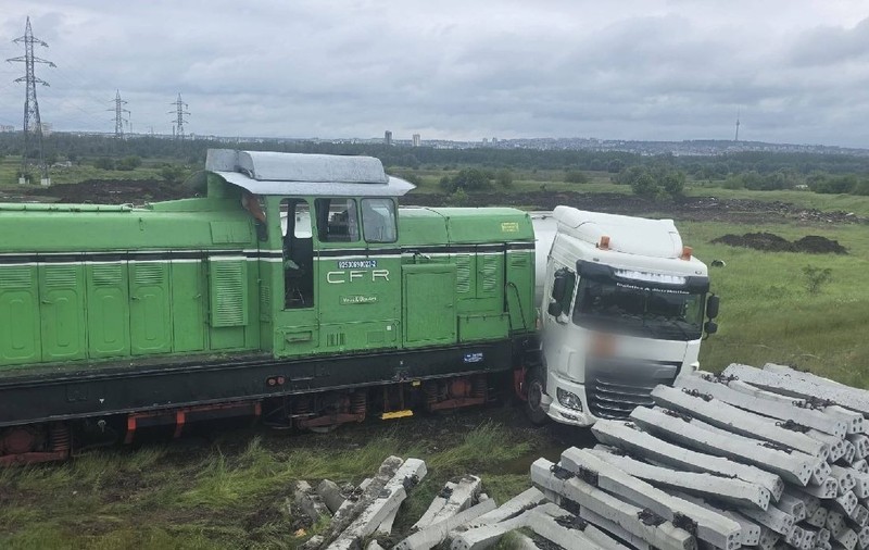 Un tren marfar a intrat într-o cisternă plină cu motorină, în județul Giurgiu. Traficul a fost oprit, sunt scurgeri de combustibil