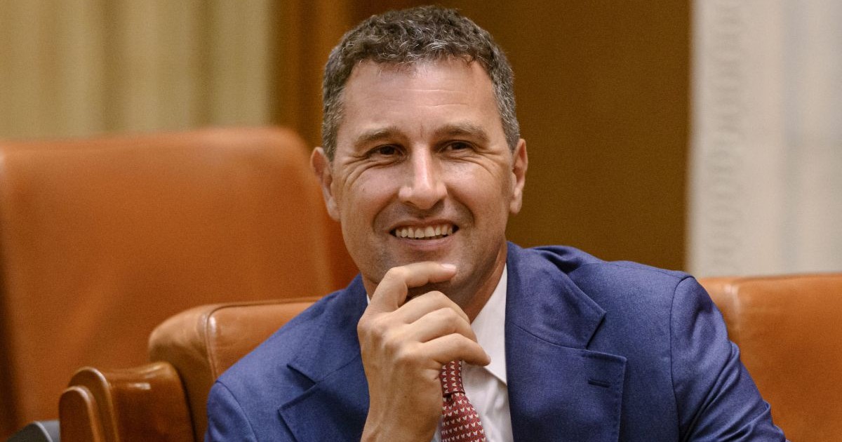 Fostul ministru al Mediului, Tanczos Barna, care râde și își atinge bărbia cu degetul arătător, participă la ședința de plen a Camerei Deputaților în sesiune extraordinară, la solicitarea premierului Marcel Ciolacu, pentru modificarea legislației privind vânătoarea de urși, la Palatul Parlamentului, în București, 15 iulie 2024.