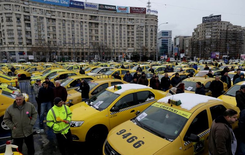 Transportatorii ameninţă cu blocarea traficului, între Piața Victoriei și Casa Presei, în semn de protest faţă de falşii transportatori