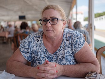 Mili, la un restaurant din Almancil, unde mănâncă în puținele zile în care are timp pentru pauza de prânz