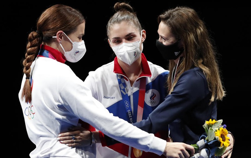 Comitetul Olimpic Internațional le permite medaliaților să își dea masca jos pentru 30 de secunde