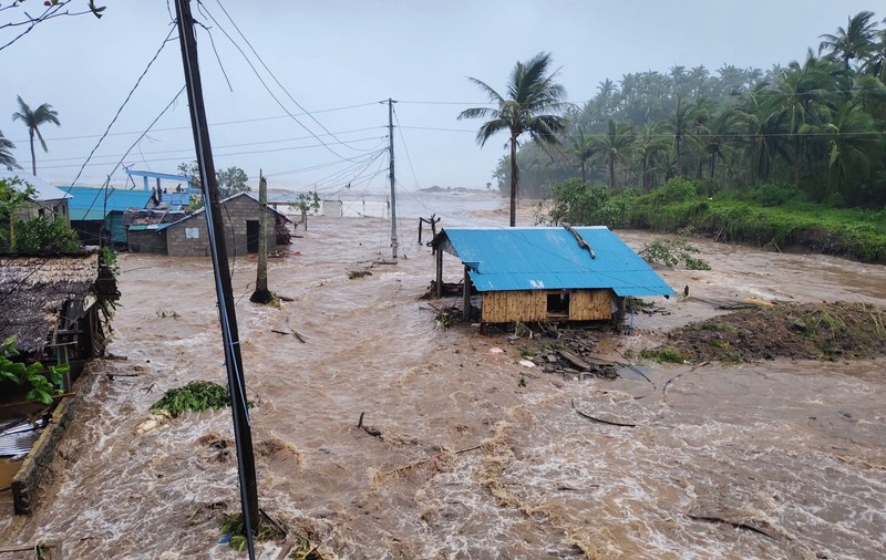 Supertaifunul care a lovit Filipine cu rafale de 230  km/h a lăsat aproape un milion de oameni pe drumuri