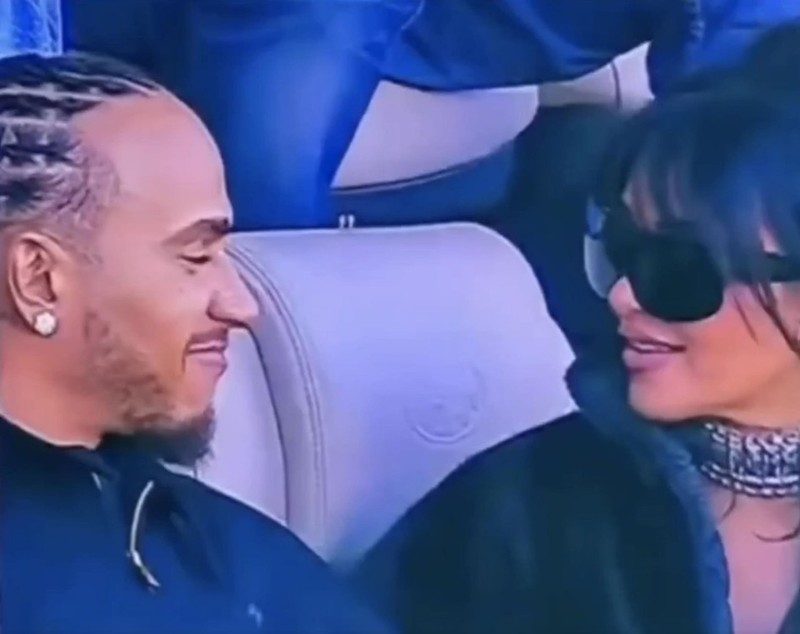 Cum au fost surprinși Lewis Hamilton și Kim Kardashian la Super Bowl 2026. S-a zvonit că formează cel mai nou cuplu