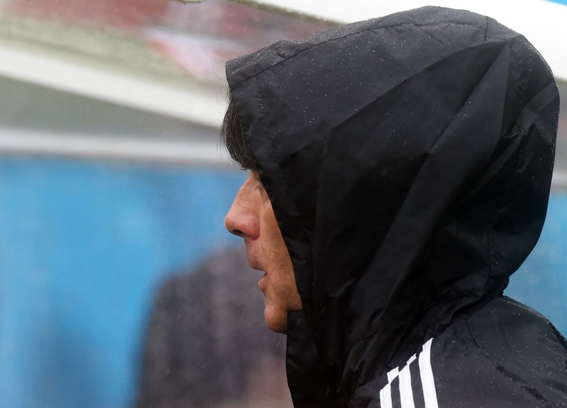 Joachim Loew s-a protejat de ploaie FOTO: EPA