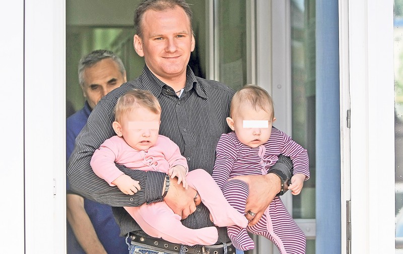 Tatăl gemenelor de 8 luni: «Nu mă mai despart de fetiţele mele!»