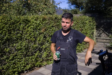 Marius Olaru în curtea casei în care locuiește în Skagen, Danemarca