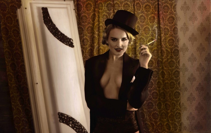 Sunt «moartea» bărbaților! Mai multe fotomodele au pozat sexy și aproape goale pentru un calendar cu sicrie | FOTO