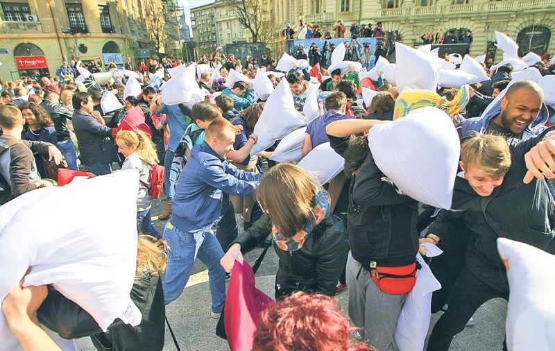 A fost bătaie generală. Cu perne! 