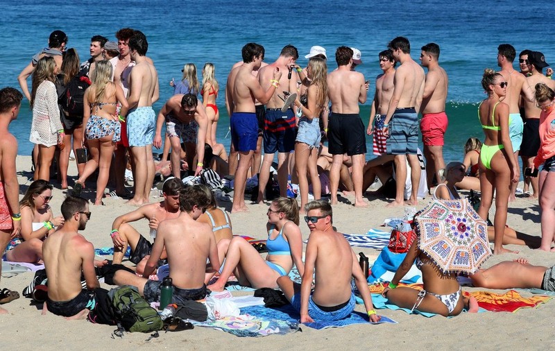 Vacanța care îngrijorează Florida. Studenții dornici de petreceri au dat buzna pe plaje, în timp ce unele universități chiar le-au oferit „burse” în încercarea de a-i opri