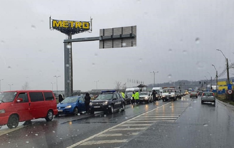 Românii din Italia continuă să se întoarcă în țară. Convoi de mașini surprins în Baia Mare