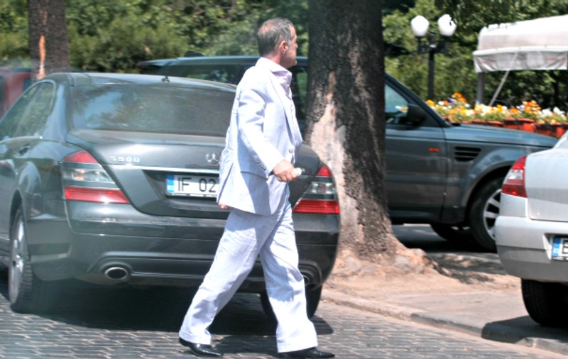 Ia uite ce chelie i-a răsărit lui Gigi Becali în creştetul capului!