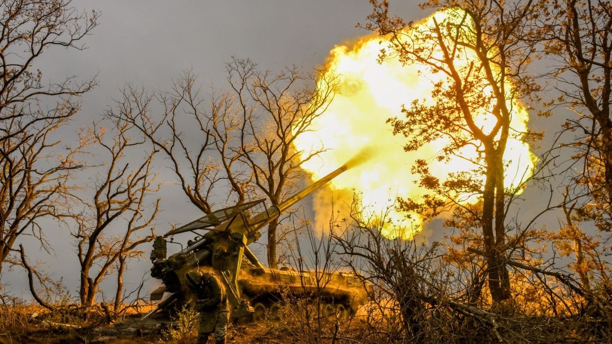Soldați ucraineni operând operând pe linia frontului, în regiunea Donbas Foto: Hepta