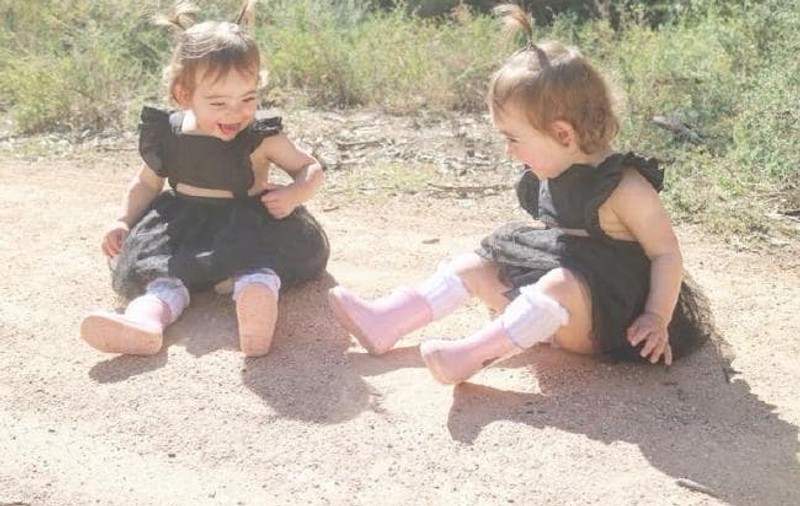 O mamă din Australia a înlemnit când a văzut pozele pe care le-a făcut fetelor sale gemene. Detaliul surprins care a făcut-o să exclame: ”Copiii mei au avut un înger păzitor”